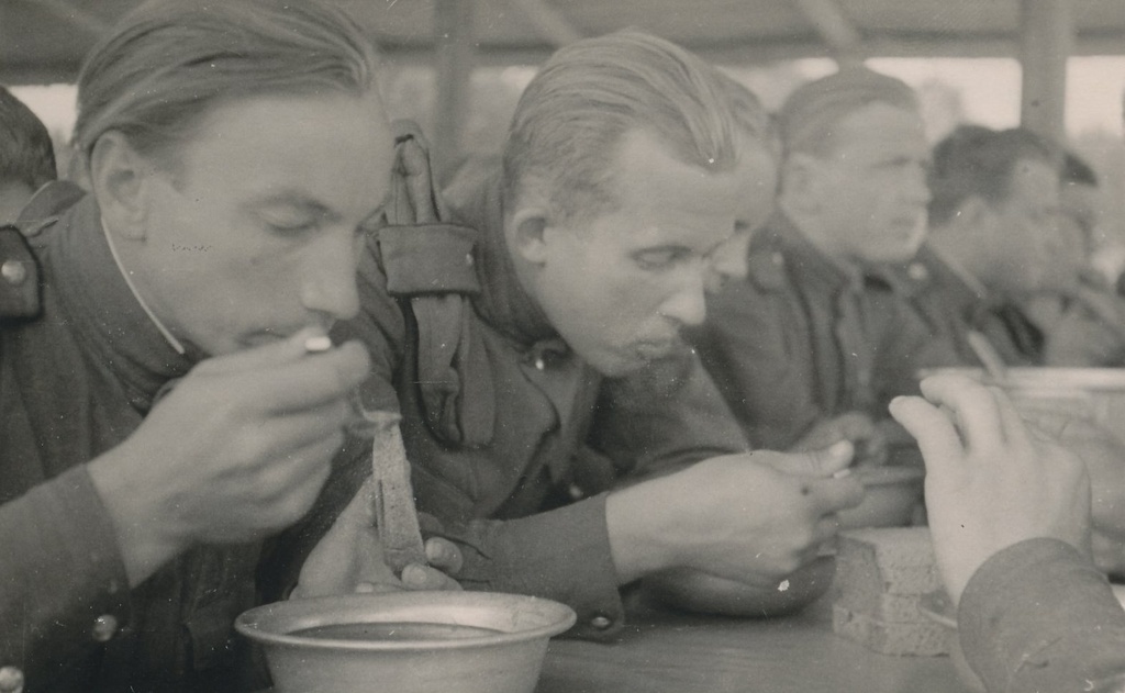 Foto. Ülo Tootsen ülikoolipäevil nõukogude armee õppelaagris Reius 1956.a.a suvel.