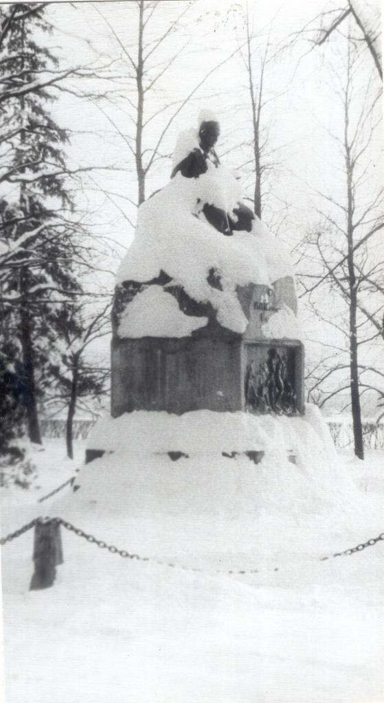 Foto Dr.Fr.R.Kreutzwaldi monument 1983.a. varakevadel.