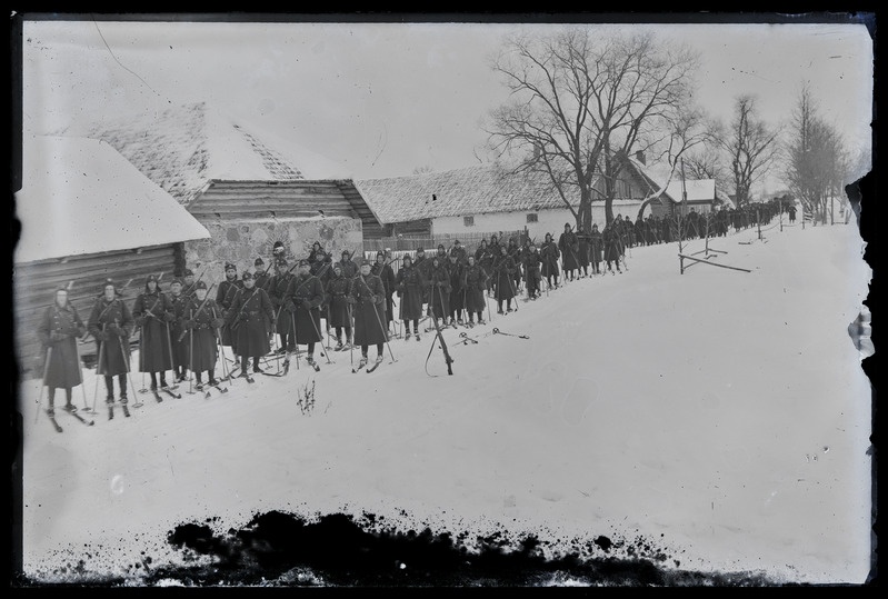 Klaasnegatiiv. Sõjaväelased suuskadel