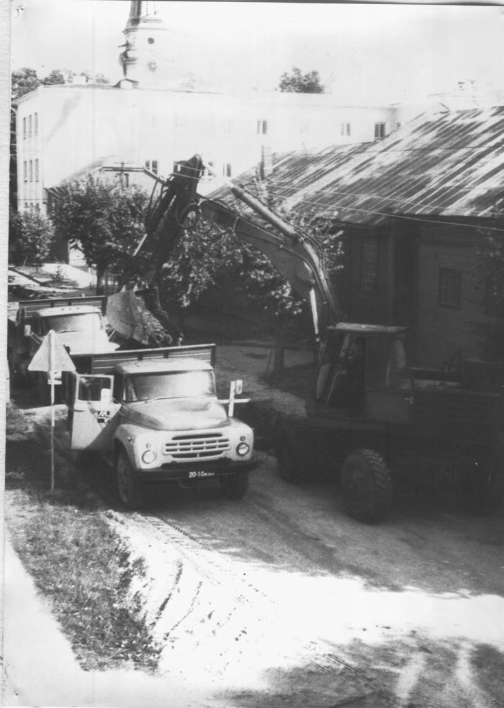 Foto Kevatakse Koidula tänavat linna kanalisatsiooni ja veetrassi rajamiseks kapitaalremondis oleva elamu Koidula t.20 juurde 1983.a. suvel.