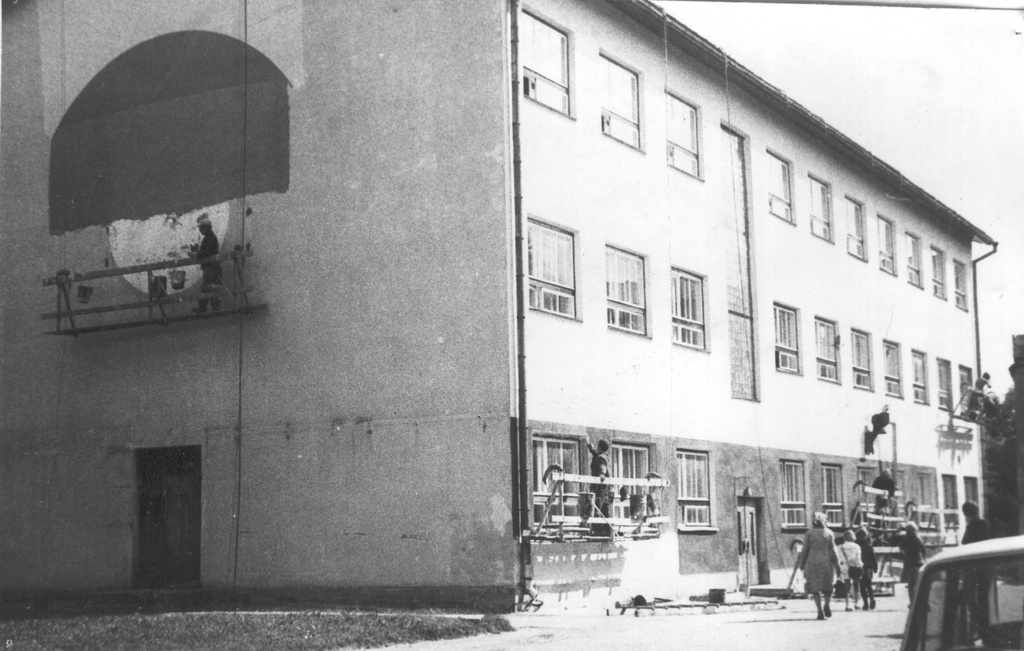 Foto Võru Teenindustootmisvalitsuse peahoone välisremont ka katmine reklaamiga Lembitu t.1  kevadel 1983.a.