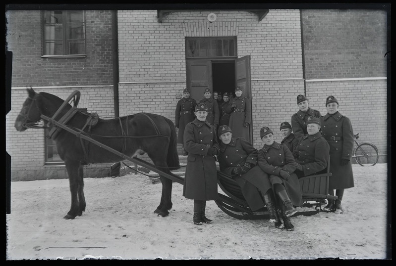 Klaasnegatiiv. Sõjaväelaste grupipilt saanis