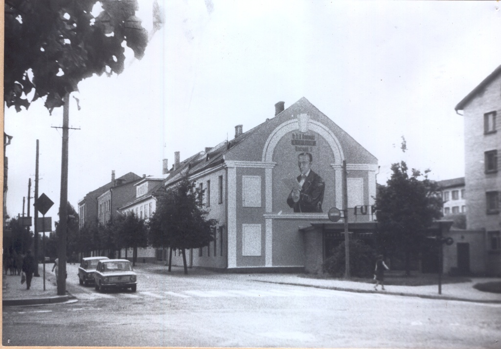 Foto Lenini ja Tartu tänavate nurgamajale 1983.a. suvel maalitud Kreutzwaldi portree reklaamiks linnale ja memoriaalmuuseumile