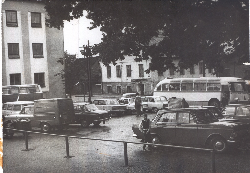 Foto Võru Rajooni RSN TK ees asuv parkimisplats  1983.a. suvel.