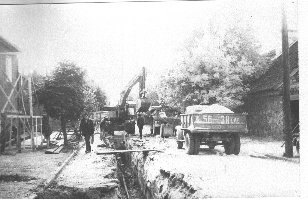 Foto Reoveetrassi paigaldamine Koidula tänava majade 16-18 ees 1983.a. sügisel