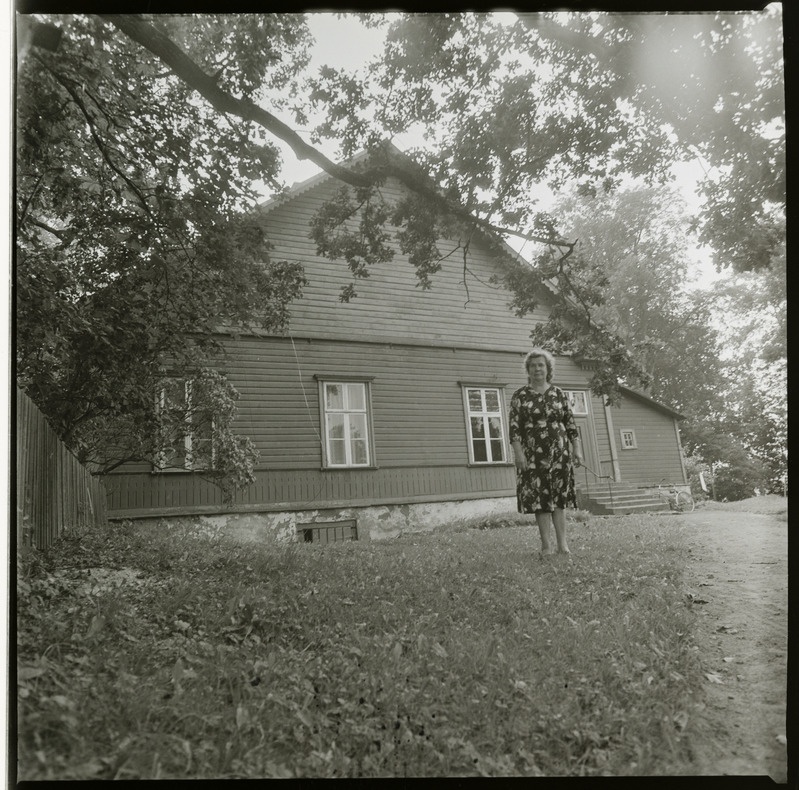 Direktor Erna Sannik Eikla koolimaja ees