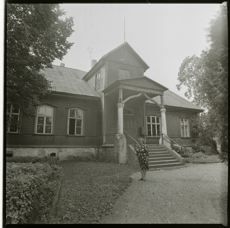 Direktor Erna Sannik Eikla koolimaja ees