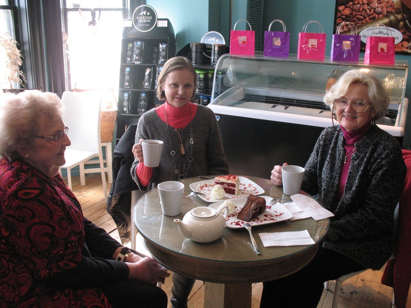 Aino Rooneem, Piret Noorhani ja Ene-Liis Martens eestlannale kuuluvas kohvikus "Decadent Desserts" Collingwoodis.