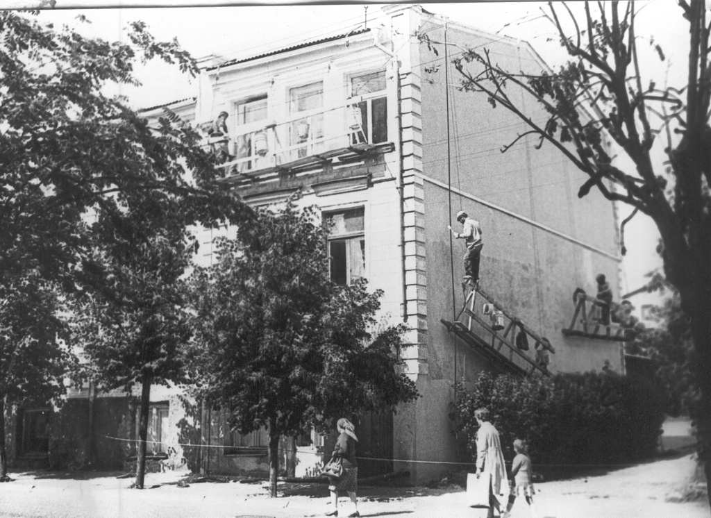Foto Apteegimaja Kreutzwaldi t. 15 välisvärskendus 1983.a. kevadel