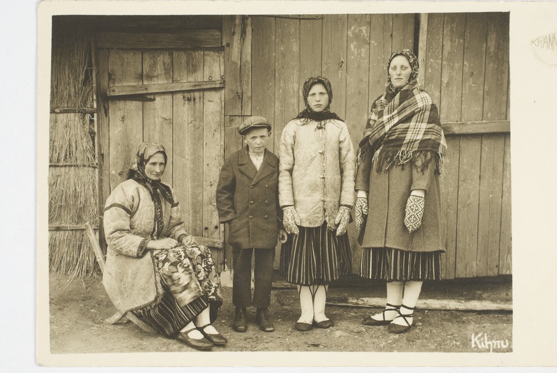 Rahvariides naisi ja lapsi, Kihnu