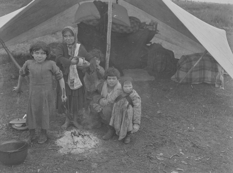 Mustlastelgi sisevaade, ees näha lapsi