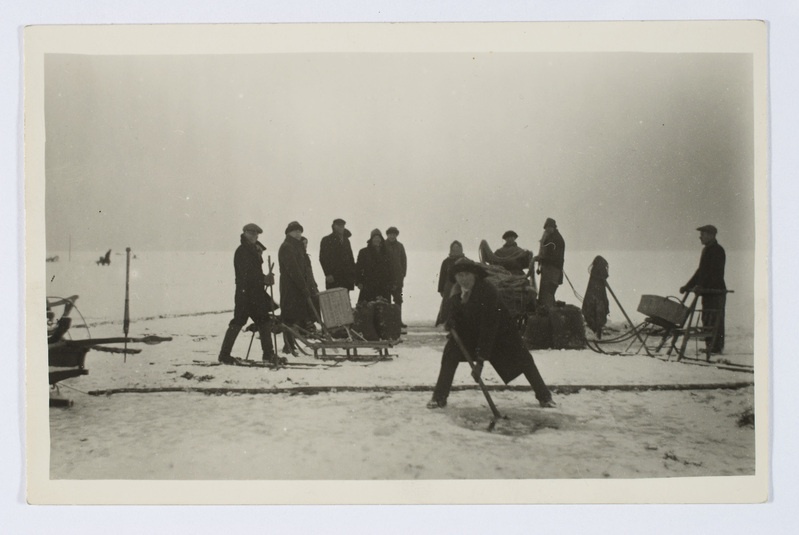 Neeme küla kalamehed uduse ilmaga noodal jää alt, II 1936
