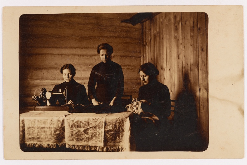 Käsitööõpetaja Marie Sups õpilastega Tsoorus töötamas