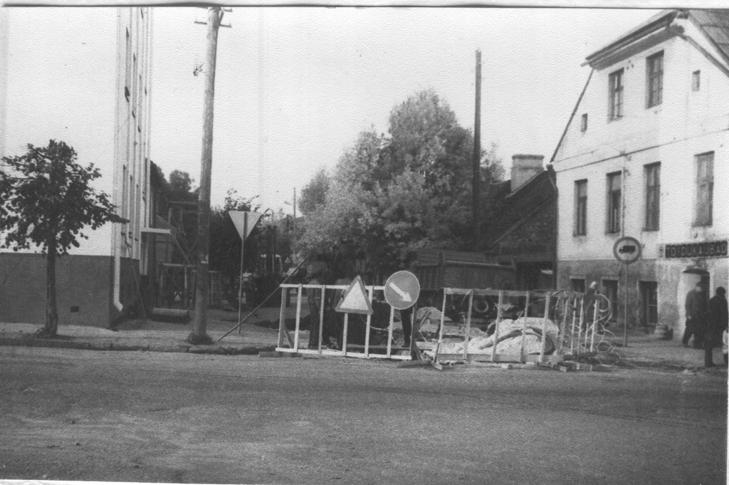 Foto Koidula tänava veetrasside ühendamine Lenini (Jüri) tänava kollektoriga 1983.a. suvel.