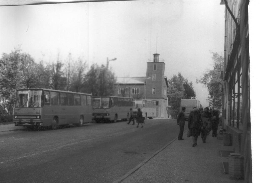 Foto Autobussipeatus ja pritsimaja 1983.a. sügisel.