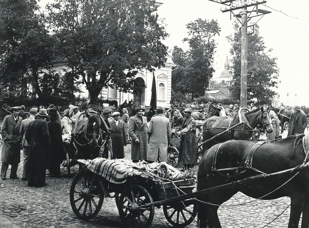 Foto.  Leevi valla talupoegade punavoor luteri kiriku esisel platsil 1945.a.