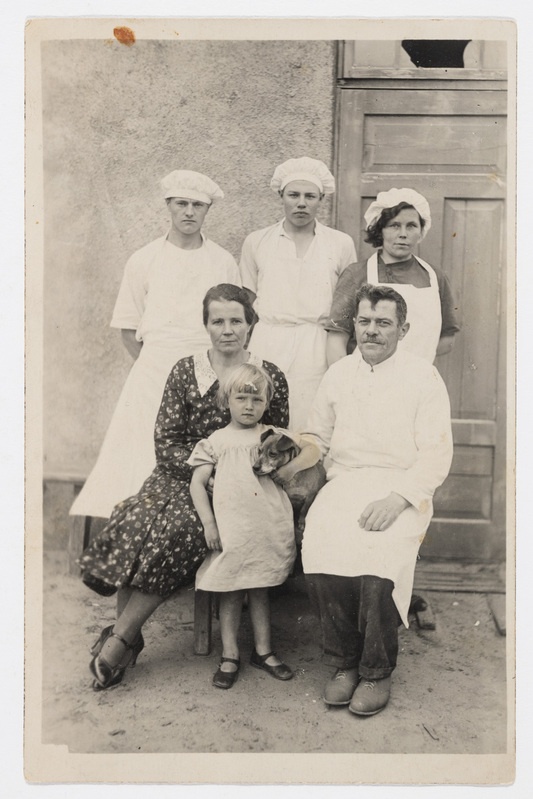 Pagar Telg Pärnus oma pere ja töölistega