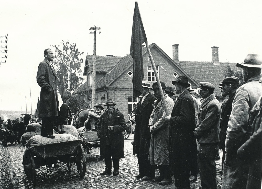 Foto.  Leevi valla talupoegade punavoor Võrus Lenini tänaval 1945.a. kõneleb Võrumaa TK esimees Albert Ühtegi.