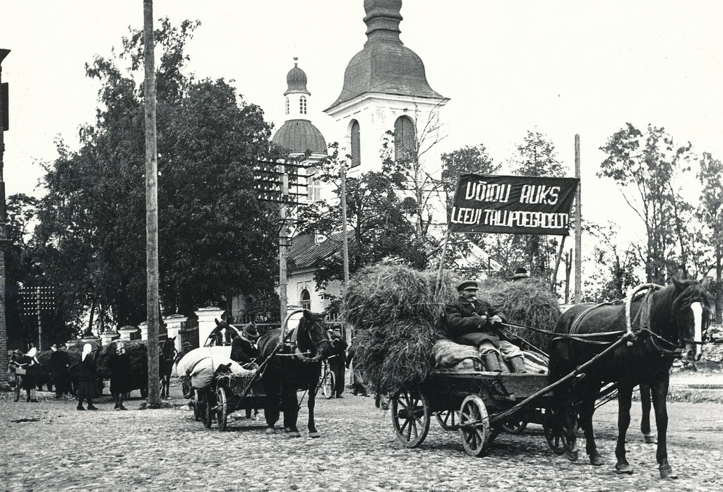 Foto.  Leevi valla talupoegade punavoori saabumine  Võrru 1945.a.