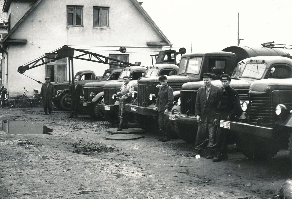 Foto. Võru Teedevalitsuse masinapark rivistatud ülevaatuseks 1963-1964.a.