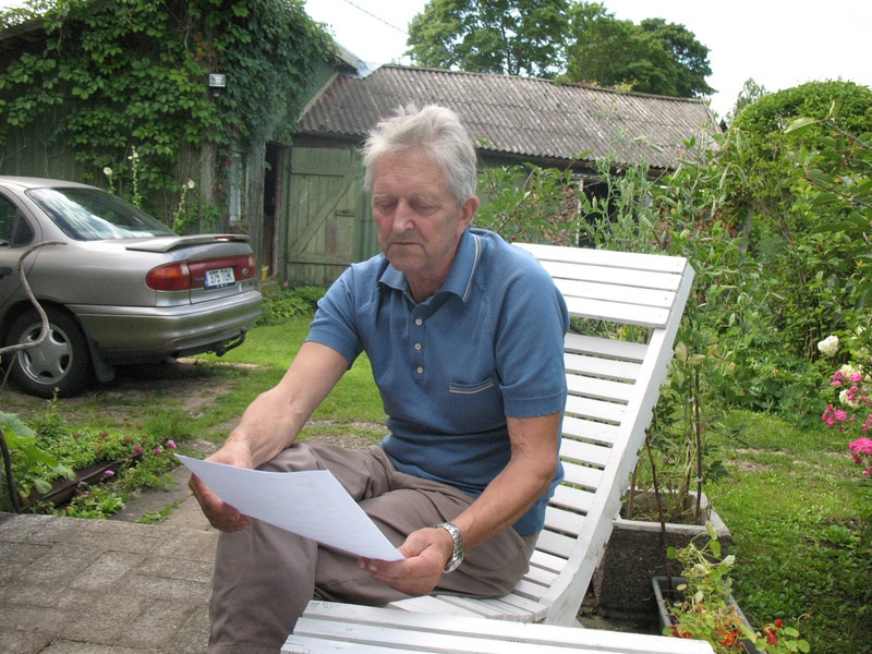 Heldur Hakkaja, Toilas oma suvila aias