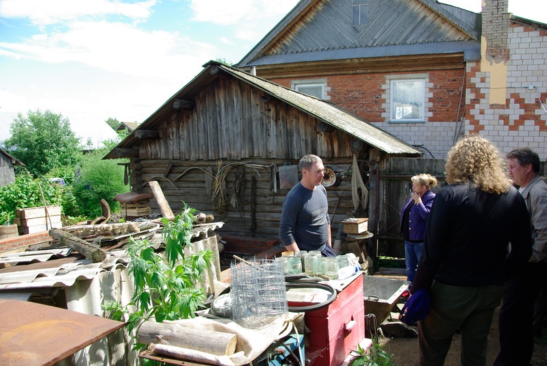 Varkled-Bodja. Oleg Mihhailovi õuel. Peremees seisab keskel