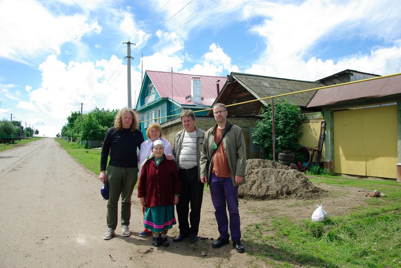 Varkled-Bodja. Seisavad (paremalt) Madis Arukask, Rimma Mihhailovna Lopatina, Sedõk-apai, Andrei Mihhailovitš Lopatin (Rimma mees), Indrek Jääts