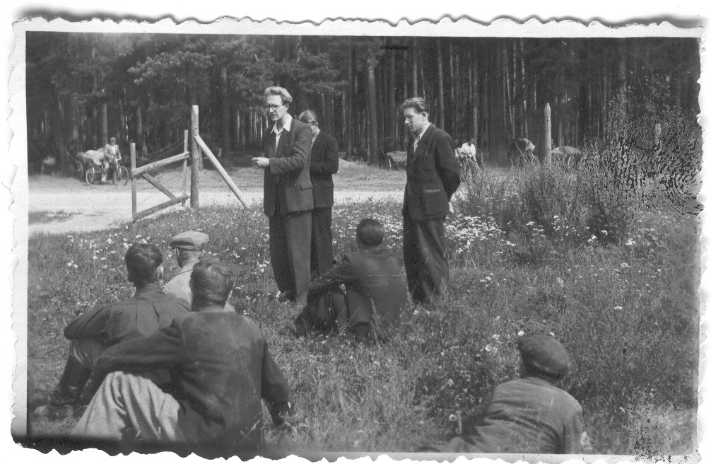 Foto. EKP Vastseliina Rajoonikomitee I sekretär Elmar Kuld tervitab Obinitsa "Ühistöö" kolhoosi liikmeid autasustamise puhul.  augustis 1951.a.