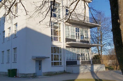 Kingissepa rajooni Keskhaigla töötajate kollektiivse tööga valminud tenniseväljak haigla territooriumil rephoto