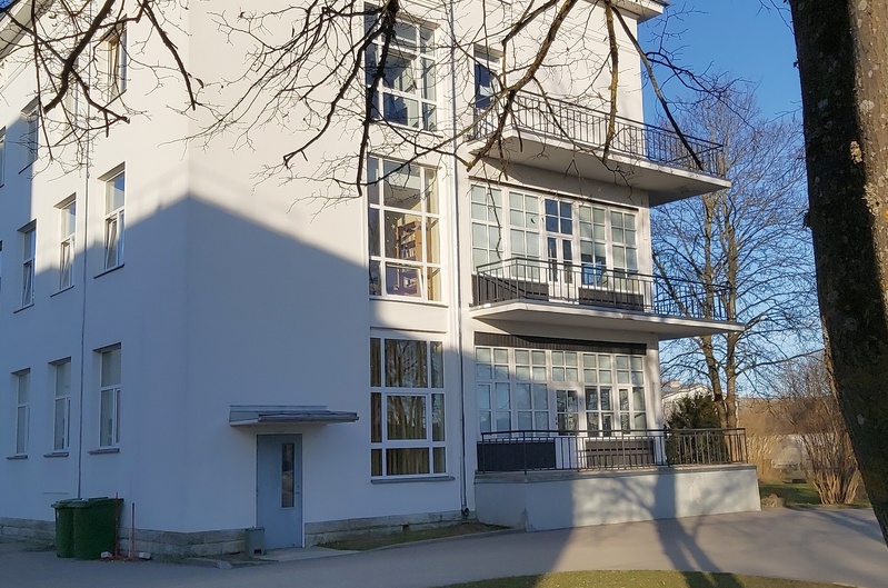 Kingissepa rajooni Keskhaigla töötajate kollektiivse tööga valminud tenniseväljak haigla territooriumil rephoto