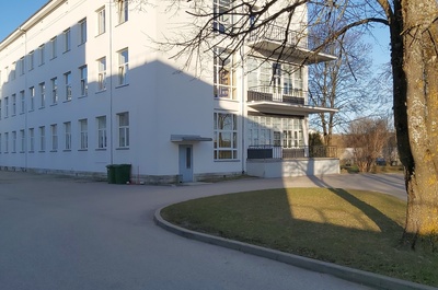 Kingissepa rajooni Keskhaigla töötajate kollektiivse tööga valminud tenniseväljak haigla territooriumil rephoto