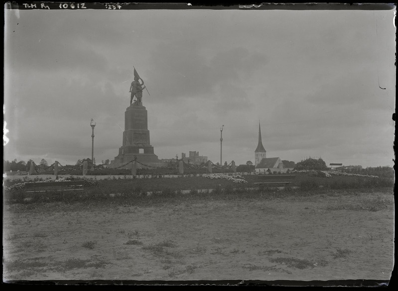 Rakvere Vabadussammas, linnuse varemed ja kirik