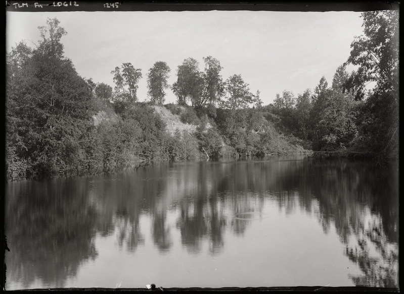 Kõrge kaldaga järv - maastikuvaade