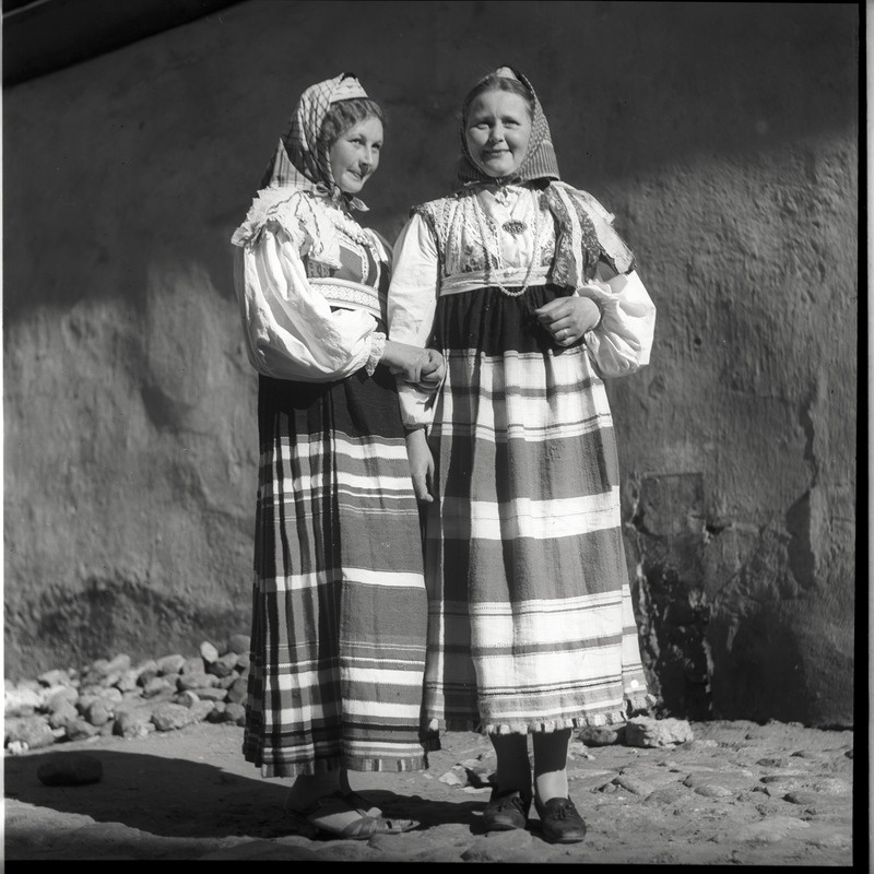 Portree: Saaremaa Sõrve rahvariietes naised