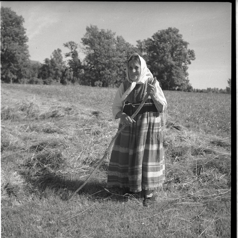 Portree: Saaremaa Jämaja rahvariietes naine