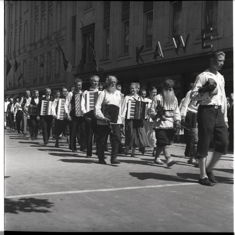 II Eesti Mängud, pillimehed rongkäigus Vabaduse väljakul