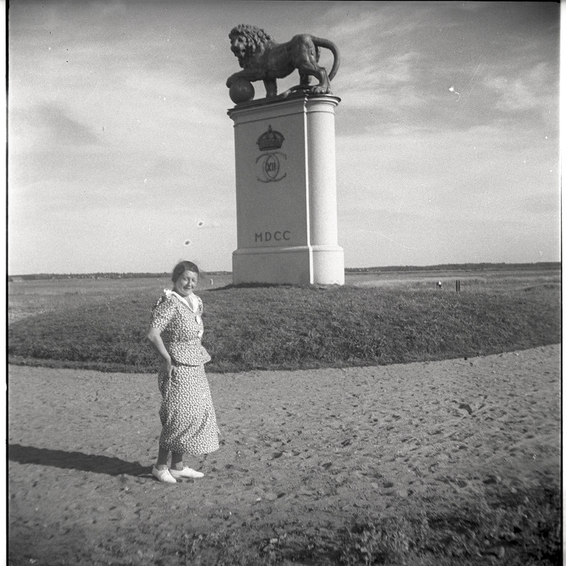 Narva, mälestusmärk „Rootsi lõvi“, esiplaanil Johanna Triefeldt