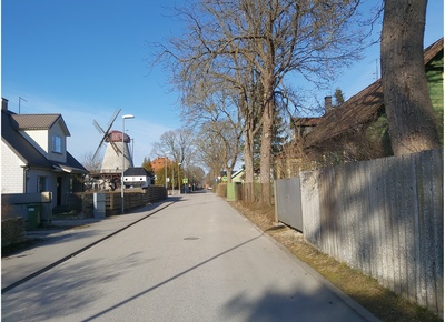 Pärnu tänav Kuressaares, tänava ääres hollandi tüüpi tuulik. rephoto