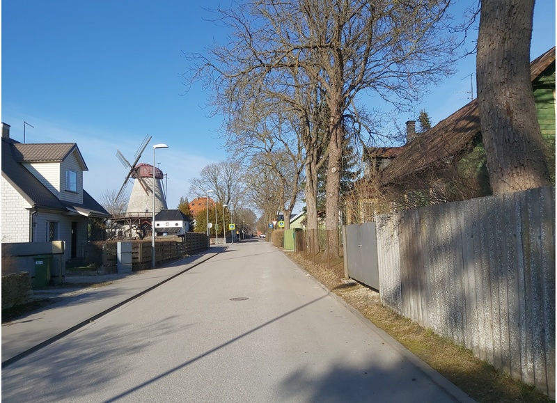 Pärnu tänav Kuressaares, tänava ääres hollandi tüüpi tuulik. rephoto