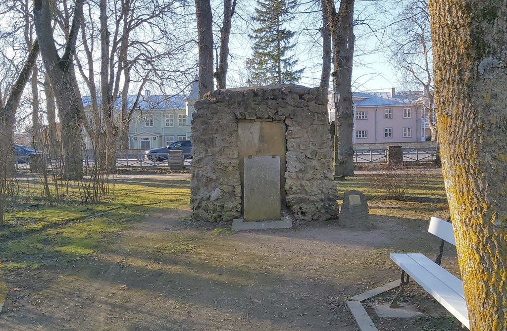 Kuresaar : self. Place of St. Laurentius Church in the city park rephoto