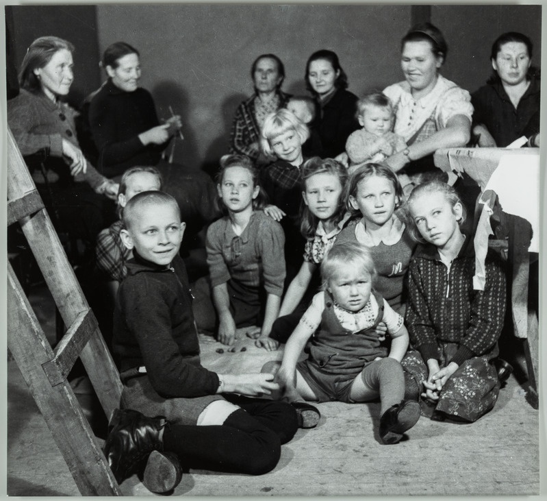 Grupp naisi ja lapsi Sõrvest