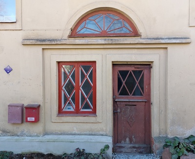 Pelgulinn: Tallinna üürnikkude seltsi Üürnik kahepereelamu Õle 49. Välisuks. Arhitekt Karl Tarvas rephoto