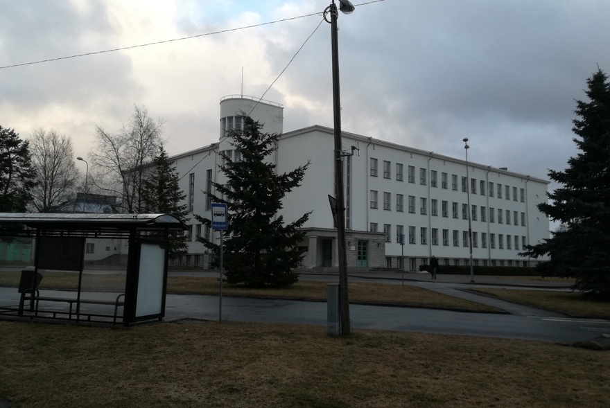 Rakvere Gümnaasium. Välivaated, interjöörid, ehitamine, avamine. Fotoalbum pühendusega: Haridusministeeriumi Kooliosakonna Direkotorile Villem Alttoale rephoto