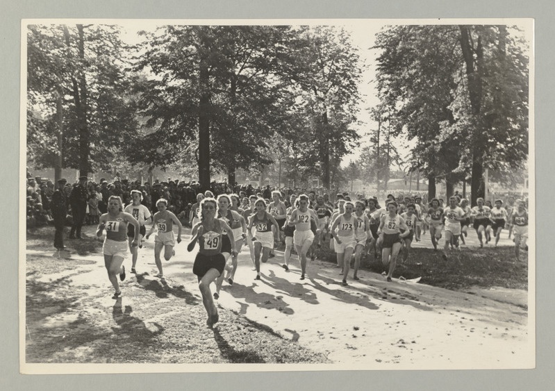 Seeria: "Rahvusvaheliseks naistepäevaks". Naiste jooksukross.