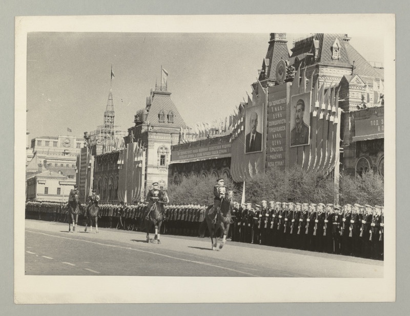 Seeria: "1.mai pühitsemine Moskvas 1950.a." Nõukogude armee kindralstaabi ülem armeekindral S.M.Štemenko ülevaatamas Punasel väljakul paraadiks rivistunud väeosi.