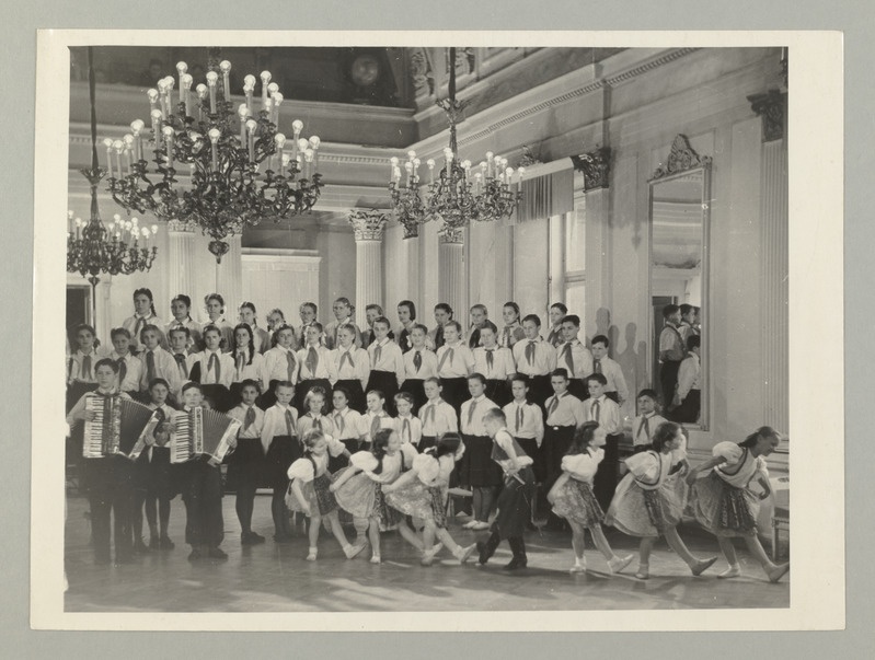 Seeria: "Rahvusvaheliseks lastepäevaks". Laulu- ja tantsuansambli esinemine Riia Pioneeride palees.