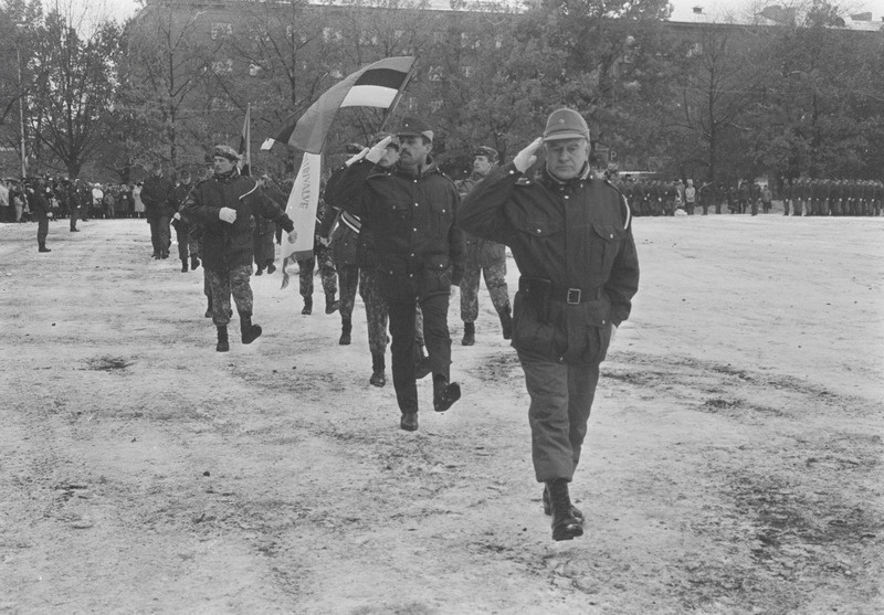 Narva. Piirivalvevägede paraad. Lillede asetamine endise Vabadussõja mälestusmärgi rusudele.