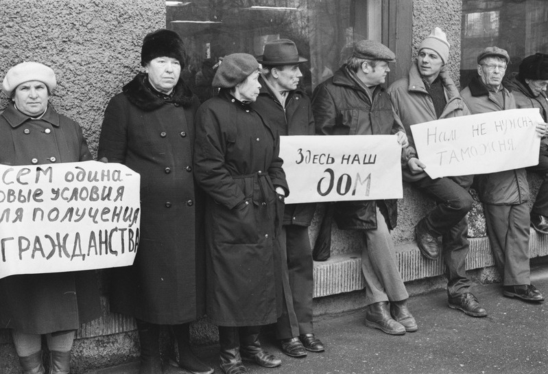 Narva. Veteranide pikett endise linna täitevkomitee hoone ees. 4.1992