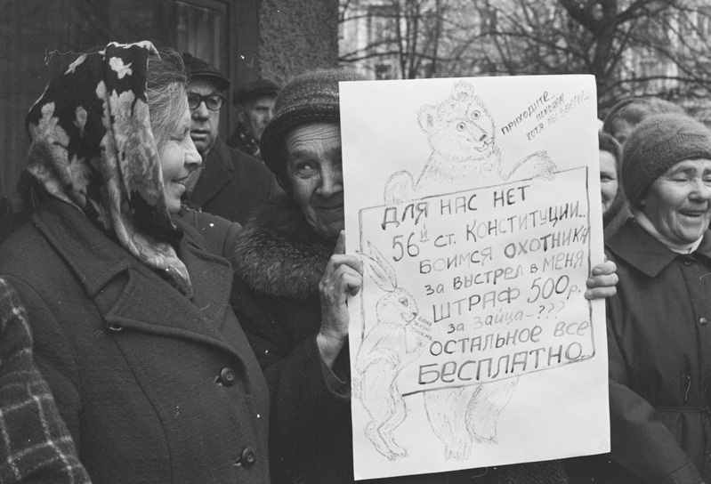 Narva. Veteranide pikett endise linna täitevkomitee hoone ees. 4.1992