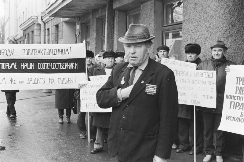 Narva. Veteranide pikett endise linna täitevkomitee hoone ees. 4.1992